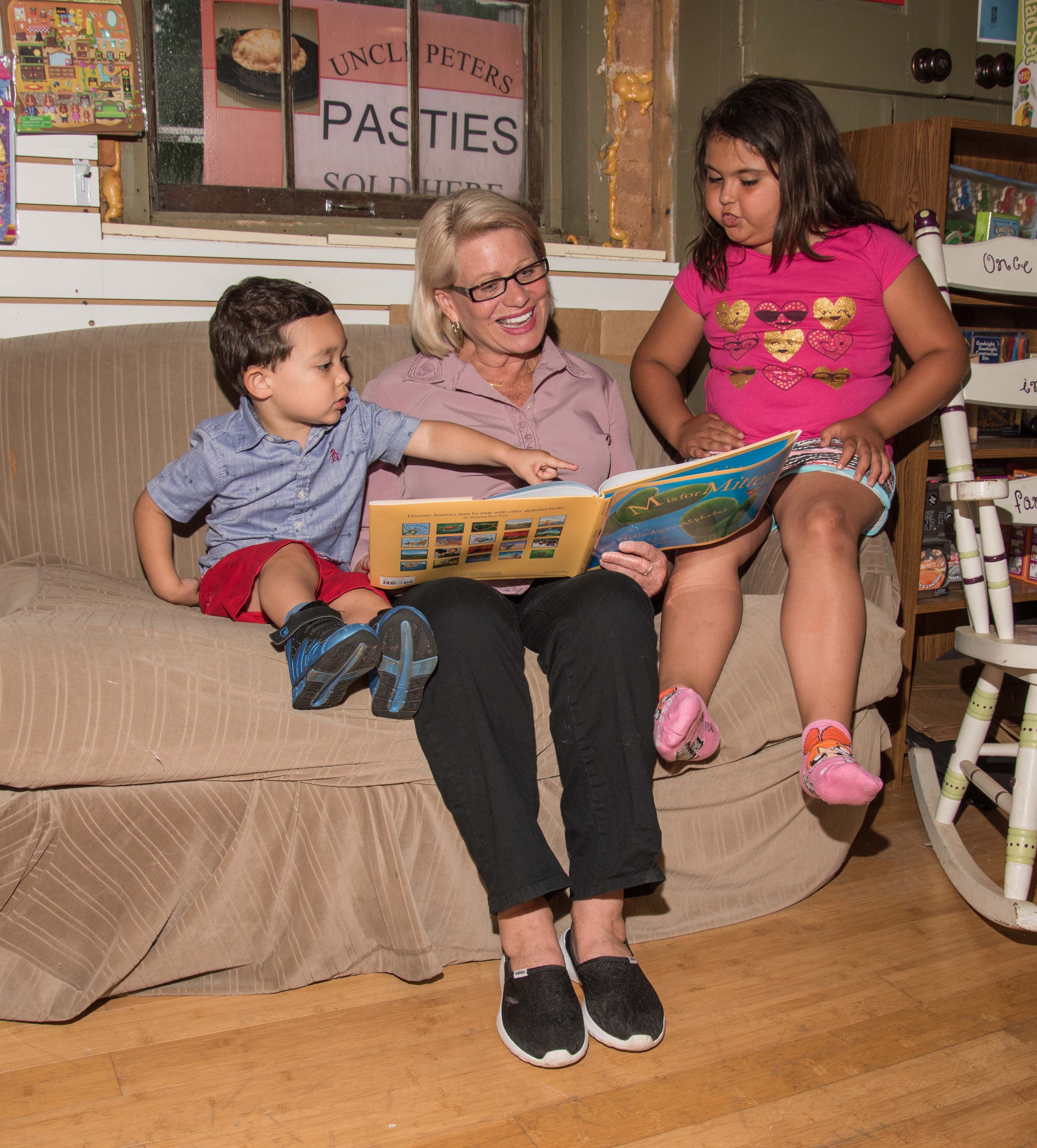 Ruth reading to children 1